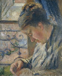 Mme Pissarro naait bij een raam, ca. 1877 door Camille Pissarro