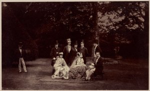 Groep van hun Koninklijke Hoogheden de Prinses Clementine de Saxe Cobourg Gotha, haar Zonen en Dochter, de Hertog d