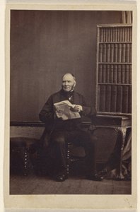 [Ongeïdentificeerde man zittend, met een krant in de hand].