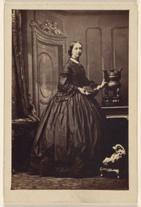 [Ongeïdentificeerde vrouw die een boek vasthoudt, staand]. door Camille Silvy