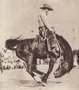 Cowboy rijdt op een bronco (z/w foto)