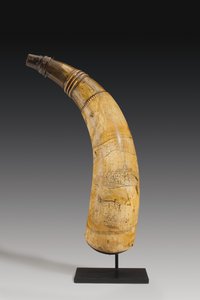 Kruithoorn, gegraveerd met een kaart van de St. Lawrencerivier in het gebied van Quebec, ca. 1759