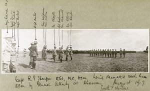 Generaal Allenby decoreert Kapitein Harper met de D.C.M. tijdens een ceremonie in Abassan, Zuid-Palestina, augustus 1917