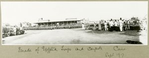 Parade van Egyptische troepen en tapijten, Caïro, september 1917 door Capt. Arthur Rhodes
