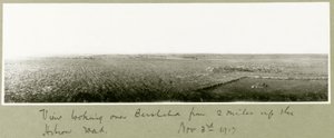 Uitzicht over Beersheba vanaf twee mijl omhoog Hebron Road, 3 november 1917 door Capt. Arthur Rhodes