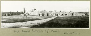 Muur rondom de moskee van Omah, 14 december 1917 door Capt. Arthur Rhodes