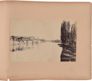Het paleis enz. vanaf de 1e brug - Srinugur door Capt. Melville Clarke
