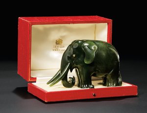 Een met juwelen versierd nefriet model van een olifant, met diamanten ogen, c.1900