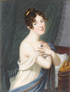 Een dame, staand voor een bed en groen gordijn, met haar witte rok en blauw geborduurde stola tegen haar borst, een gouden kam in haar gekrulde en opgestoken haar.