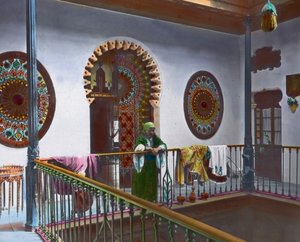 Noord-Marokko, Marokkaanse vrouw in galerij, beelddatum: circa 1910, Carl Simon Archief door Carl Simon