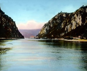 Roemenië, de IJzeren Poorten, een kloof aan de Donau, circa 1920 door Carl Simon