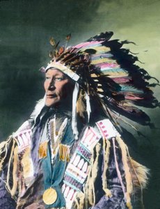 Verenigde Staten van Amerika, Portret van een Native American Chief, beelddatum: circa 1910. Carl Simon Archief door Carl Simon