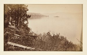Vier spoorwegscènes en vier uitzichten op Lake Tahoe: Lake Tahoe vanaf Artist Rocks door Carleton E. Watkins