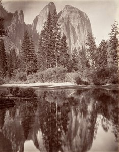 Spiegelbeeld van Cathedral Rocks, Yosemite, ca. 1872, gedrukt ca. 1876 door Carleton E. Watkins.