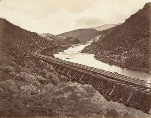 Eureka Quartz Mill en Flume, Nevada, 1875, gedrukt ca. 1876 door Carleton Emmons Watkins