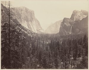 Yosemite Valley vanaf de Mariposa Trail, 1865-1866 door Carleton Emmons Watkins