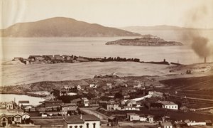 Alcatraz & Black Pt. vanaf Russian Hill, S.F. door Carleton Watkins