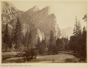Verder de vallei in. De Drie Broers, de hoogste, 3.830 ft. door Carleton Watkins