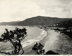 Stuk strand in Alassio, ca. 1890 door Carlo Brogi