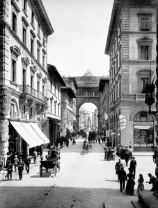 Via Strozzi, Florence, ca. 1890 door Carlo Brogi