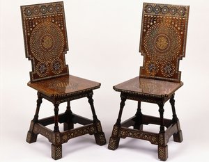 Een paar mahoniehouten stoelen met tinnen en ivoren ingelegde bloemendecoratie