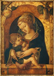 De Madonna en Kind bij een marmeren balustrade door Carlo Crivelli