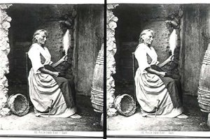 Oude vrouw aan het spinnen, Capri, ca. 1865 (zw/w foto)