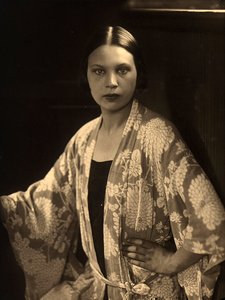 Halflang portret van Wanda Wulz in een kimono