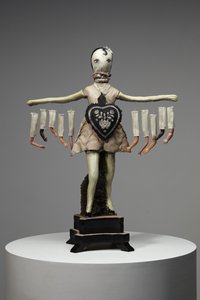 Black Heart, 2013 (hout, klei, stof, verf, poppenonderdelen)