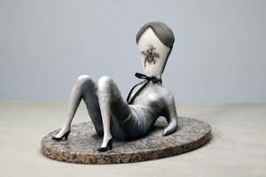 Dirty Love Pillow, 2014 (stof, klei, verf op graniet)