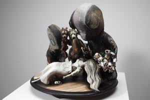 Sneeuwwitje, 2010 (hout, lino, gips, klei, stof, verf)