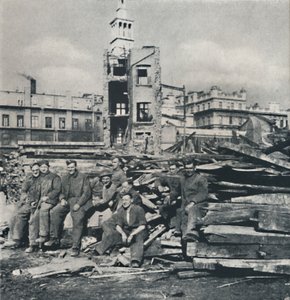 Tegen de ruïnes, 1941