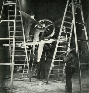Vluchtmechanica, ook een W.A.A.F. vak, c1943 door Cecil Beaton