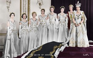 HM Koningin Elizabeth II met haar Eermeisjes, De Kroning, 2 juni 1953