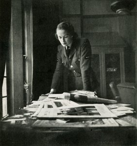 In de leeszaal, ca. 1943 door Cecil Beaton