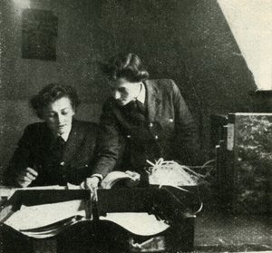 Op signaaldienst, ca. 1943 door Cecil Beaton