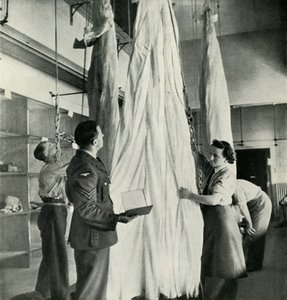 Parachute Pakkers, ca. 1943