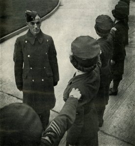 R.A.F. Sergeant oefent luchtvrouwen, c1943