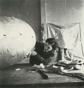 Reparatie van barrageballonnen, ca. 1943 door Cecil Beaton