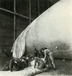 Reparatie van barrageballonnen, c1943 door Cecil Beaton