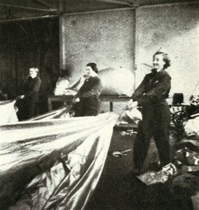 Reparatie van ballonnen door Cecil Beaton