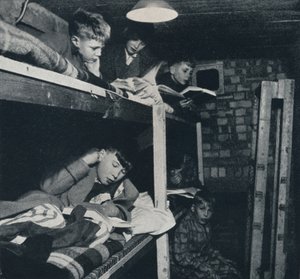 Slaapzaal voor schooljongens, 1941 door Cecil Beaton