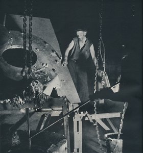 Werker in een vliegtuigfabriek bij de voorbereiding van legering, 1941 door Cecil Beaton