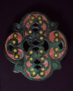 Keltische kunst: doorboorde bronzen plaat met emaille inleg. 1e eeuw na Christus. Uit Paillard (Oise). Breteuil, archeologisch museum