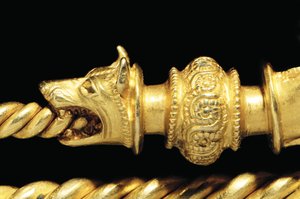 Zeer belangrijke La Tene krijger fibula, detail door Celtic