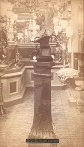 Egyptische zuil, Mitchell, Vance & Co., Hoofdgebouw, Centennial Exhibition, Philadelphia door Centennial Photographic Co.
