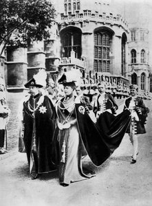 Koning George V en Koningin Mary in de gewaden van de Ridders van de Kousenband, Windsor, 1937 door Central Press