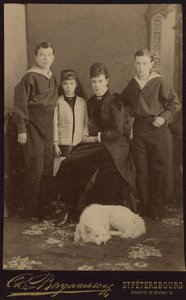 Keizerin Maria Fjodorovna met kinderen, Nicholas Alexandrovich, George Alexandrovich en Xenia Alexandrovna, door Bergamasco, Charles (Karl) (1830-1896) door Charles Bergamasco