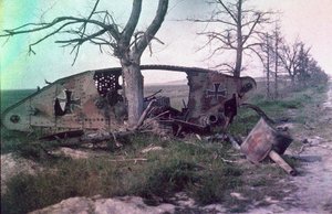 Het wrak van een Duitse tank, vernietigd in de strijd aan het Westfront, Frankrijk, ca. 1914-18