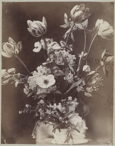 Bloemstudie in vaas met kindfiguur